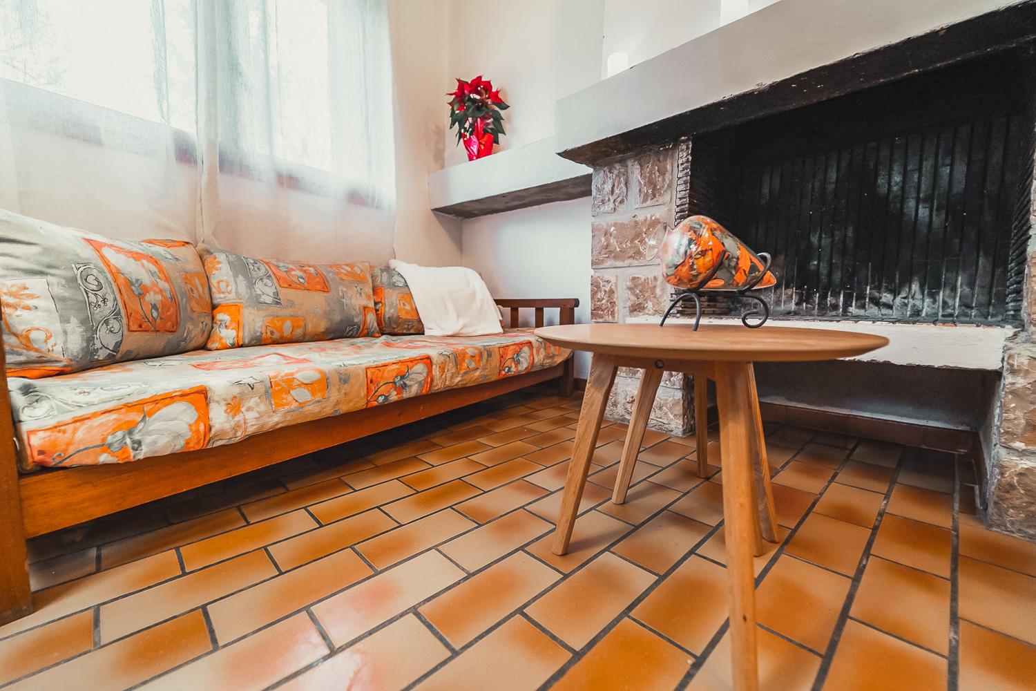 salon avec cheminée du village vacances de chanac camping chanac