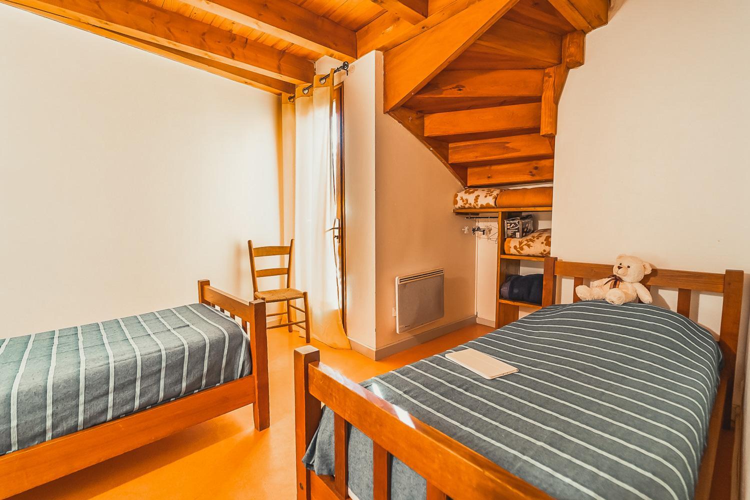 chambres avec lit double pour séjour en famille au village de gite de chanac . location de vacances en Lozère