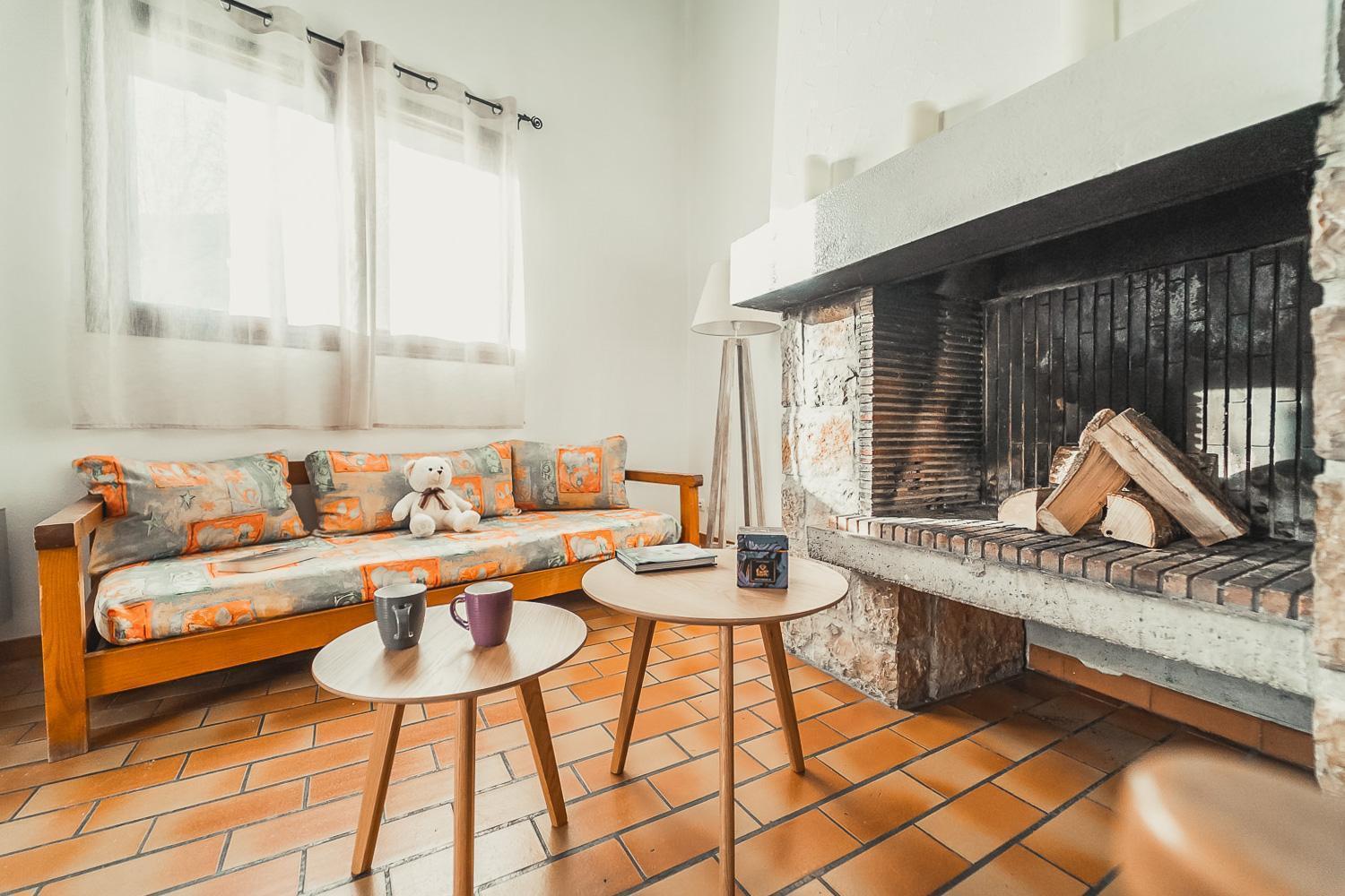 salon avec cheminée au village de gite à chanac (camping chanac, location vacances en lozère)